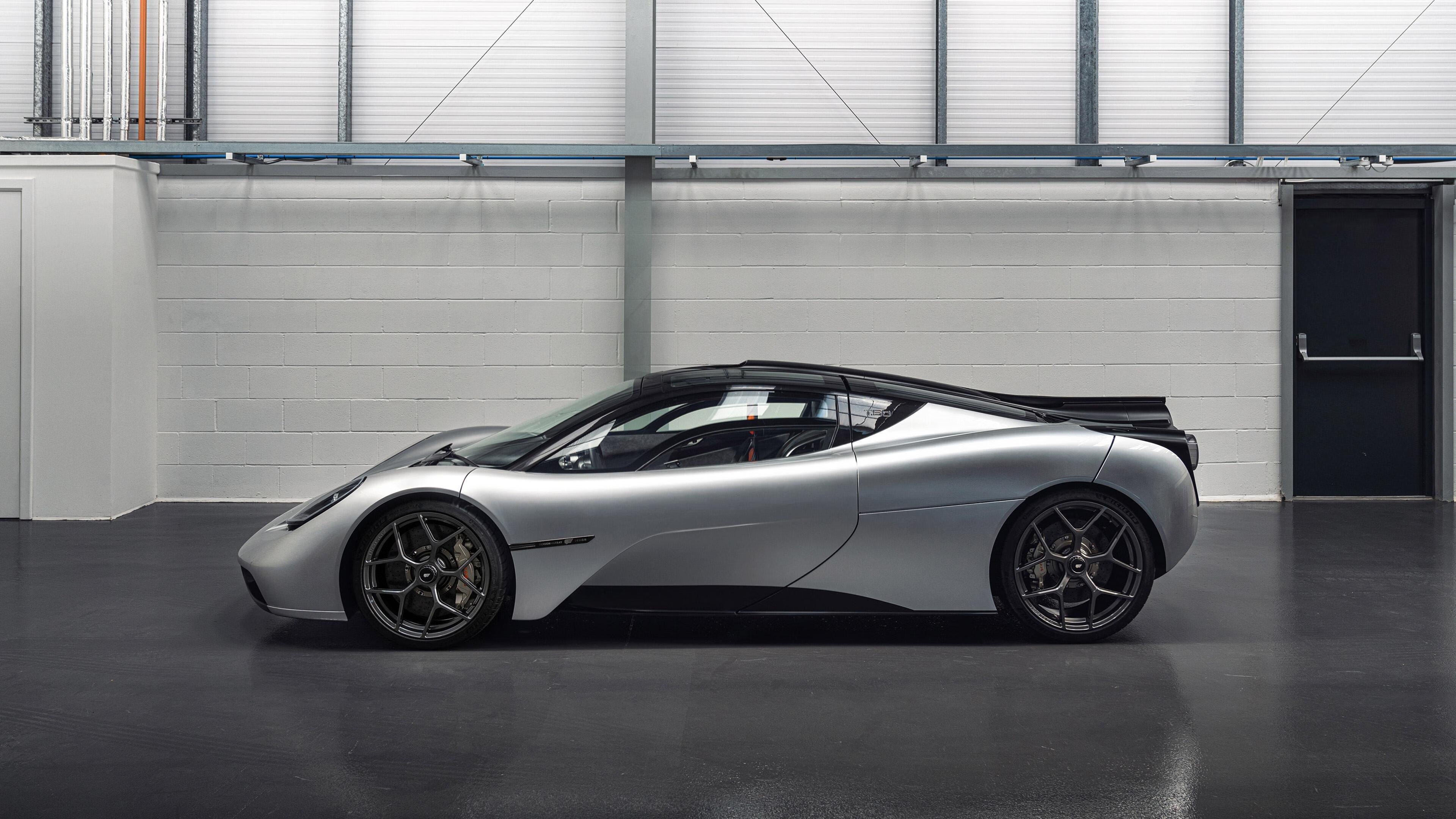 天空跳伞表演,飞越云端感受自由体验,空中跳伞的视频