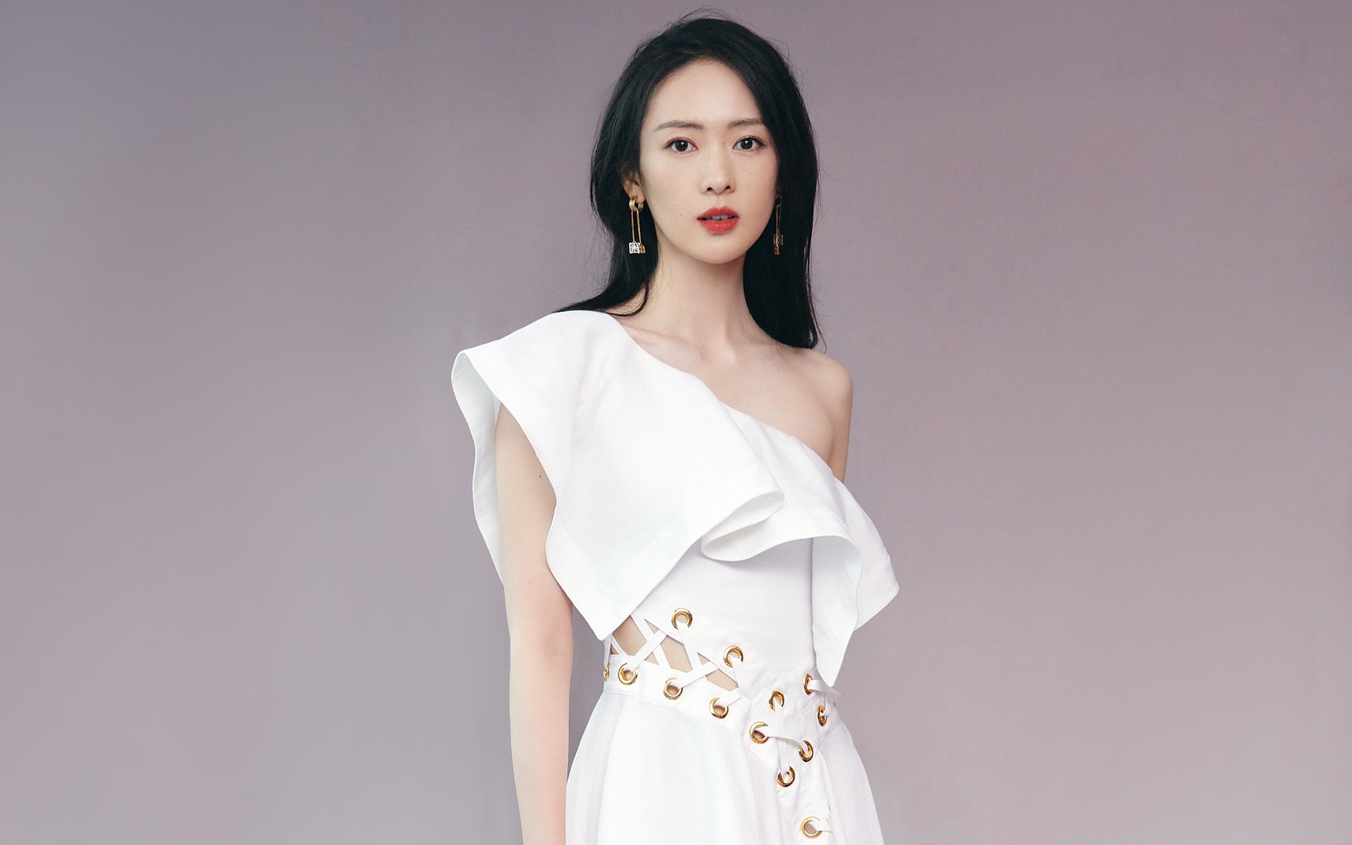 罕见的飞跃：车手意外飞出赛道瞬间，赛车飞跃撞车