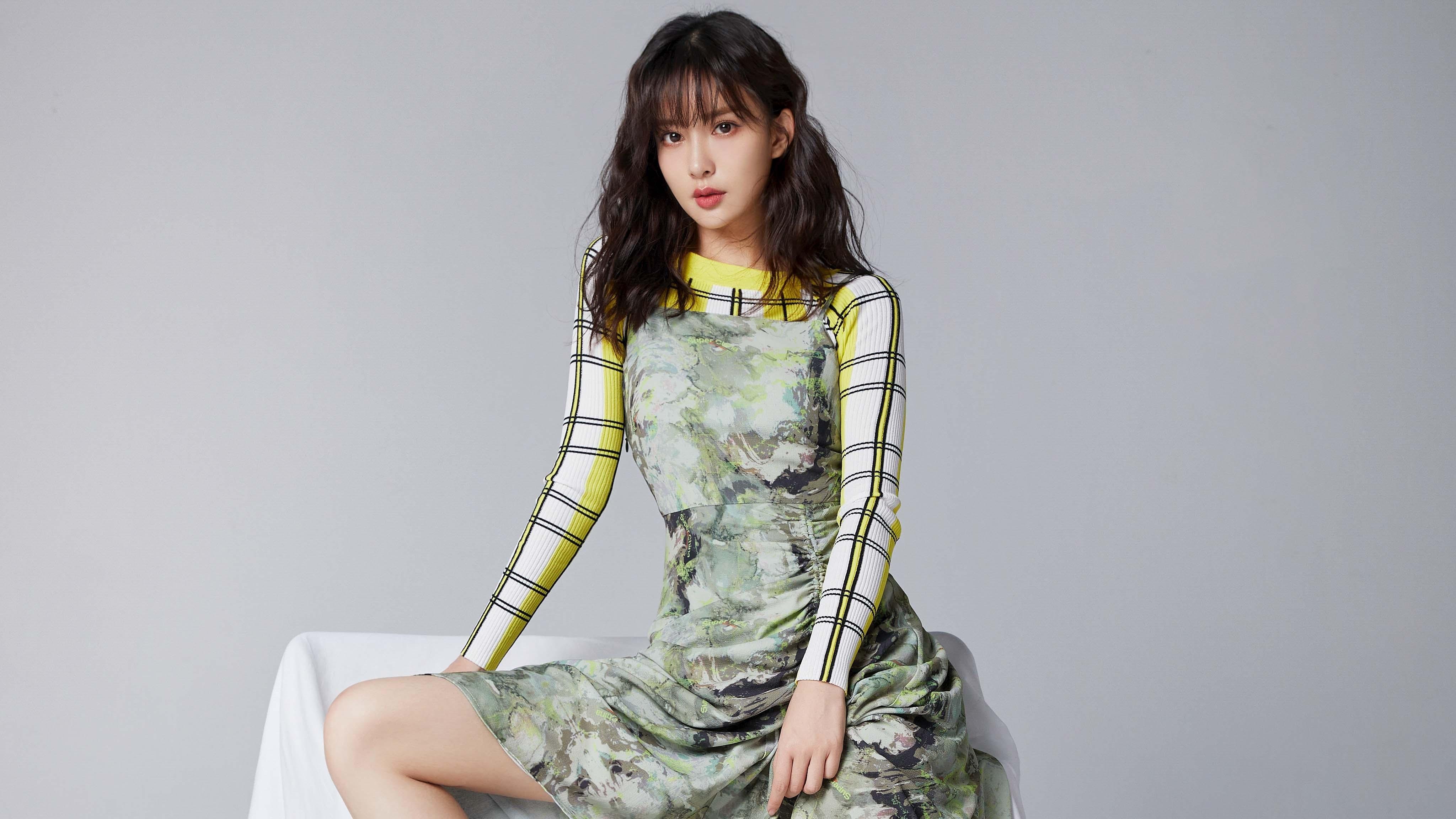 罕见的飞跃：车手意外飞出赛道瞬间，赛车飞跃撞车