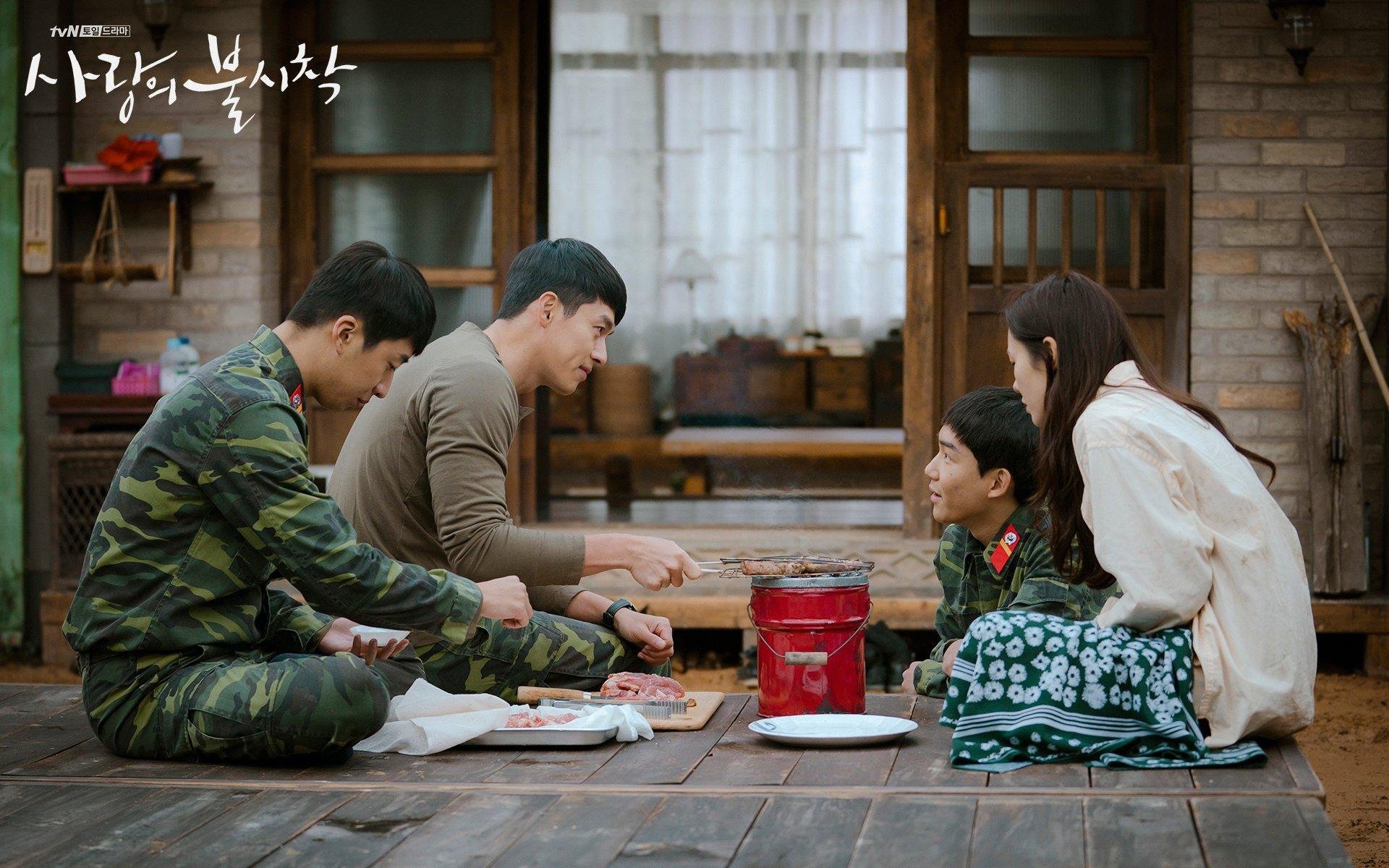 “飞盘争夺:三叉湖田径场上演极速空中对抗”